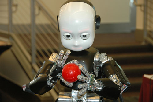 El niño robot iCub, androide del futuro, ha aprendido a tocar un instrumento y quiere componer